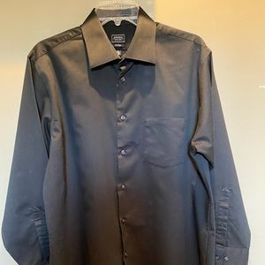 Men’s fitted  black dress shirt by Arrow.